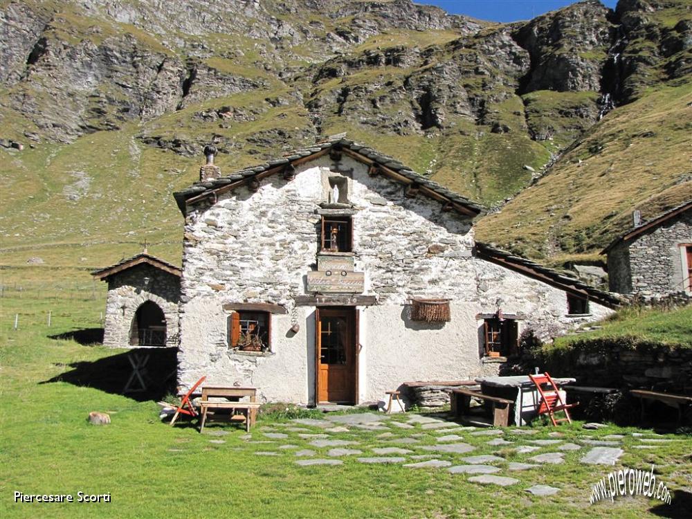 43 il vecchio Rifugio Chiavenna.JPG